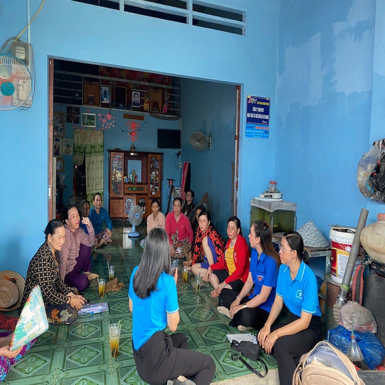 Hội Phụ nữ xã tuyen truyền mô hình "Thùng rác tự quản"