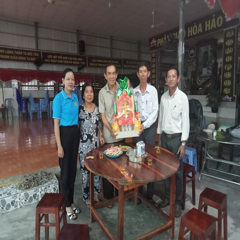 Lãnh đạo UBND xã thăm và tặng quà Ban trị sự phật giáo hoà hảo