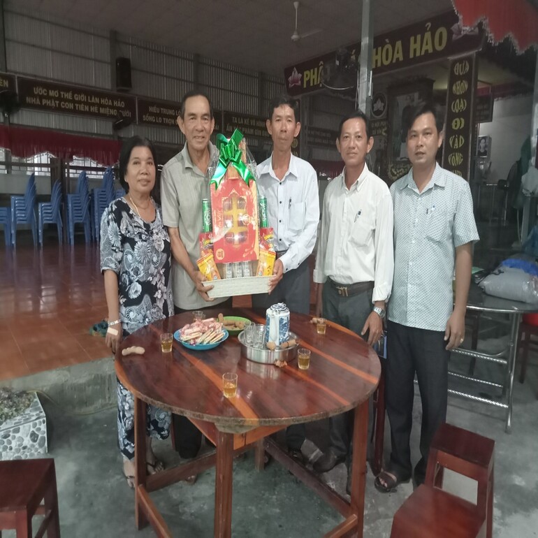 Lãnh đạo UBND xã thăm và tặng quà Ban trị sự phật giáo hoà hảo