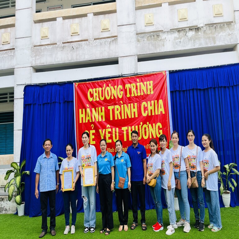 Đoàn thanh niên xã Vĩnh Gia tổ chức chương trình "Chia sẽ yêu thương"