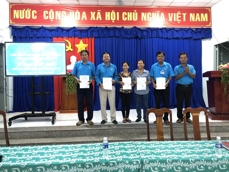 Lễ trao quyết định kết nạp đoàn viên Công đoàn cơ sở