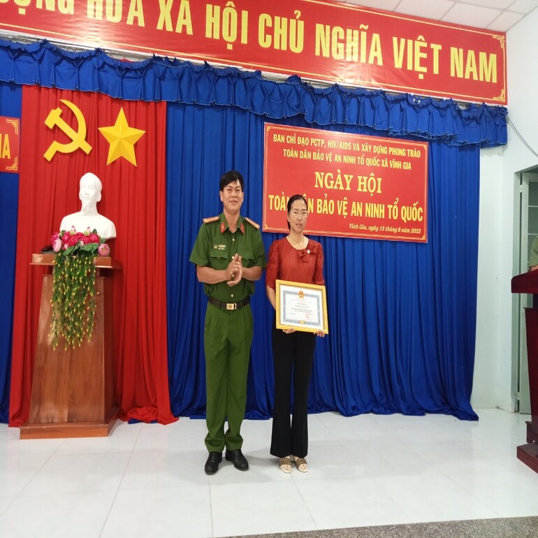 Tặng giấy khen