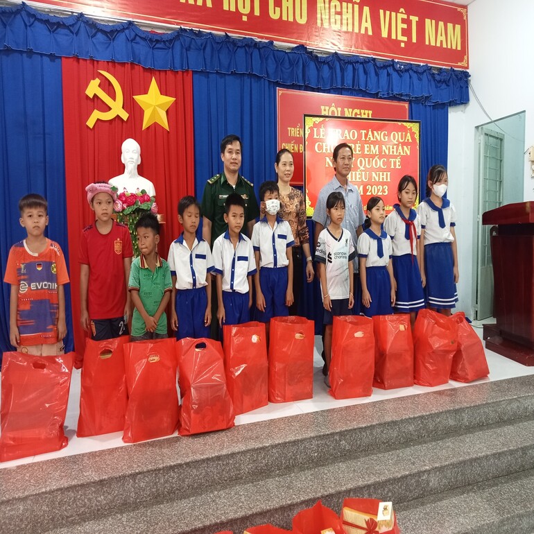 Đồn Biên phòng Vĩnh Gia kết hợp chính quyền địa phương tặng quà cho các em có hoàn cảnh khó khăn