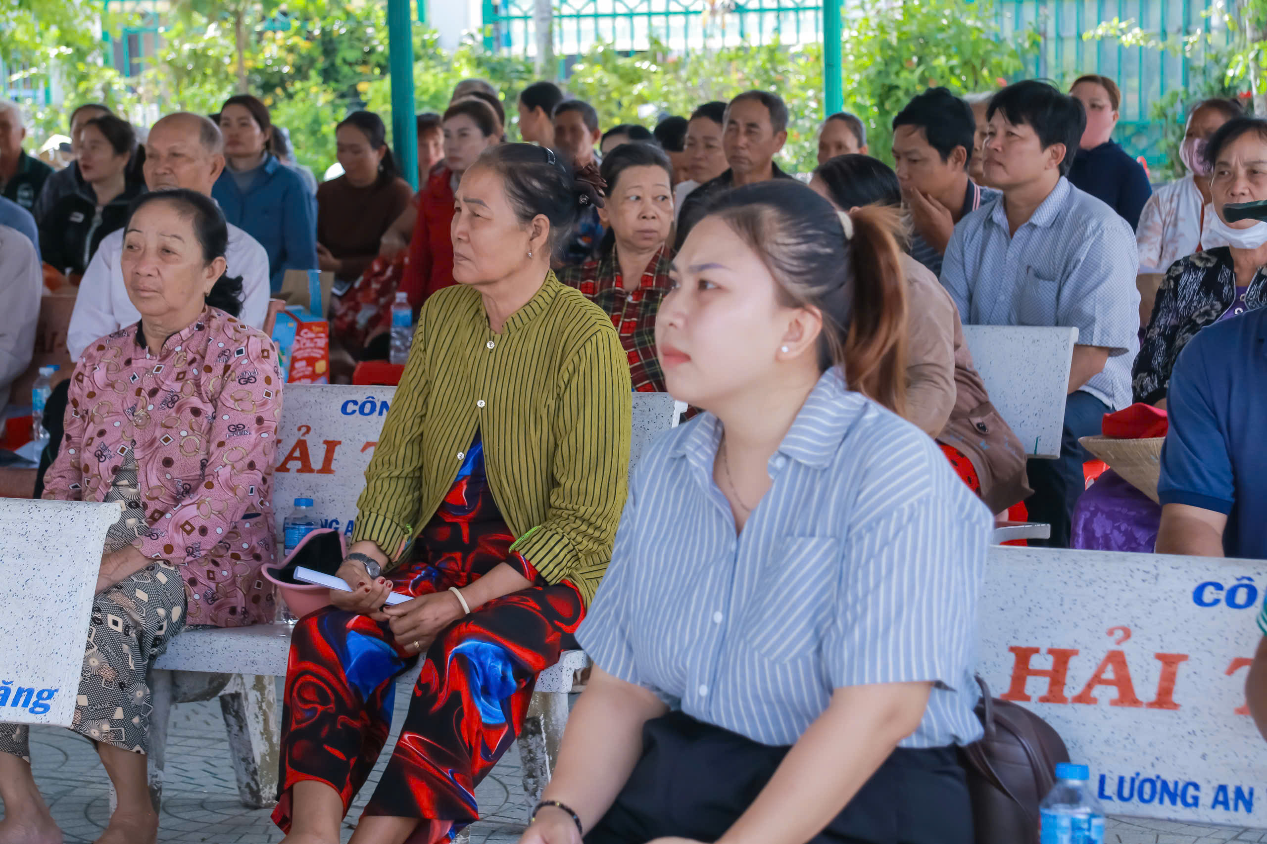 Hội viên nông dân và người lao động xã Vĩnh Gia tham dự buổi tư vấn