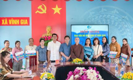 Trao vốn sinh kế cho hội viên phụ nữ xã Vĩnh Gia.